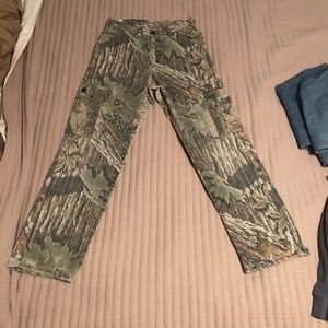 This is a men’s medium real tree camo pants